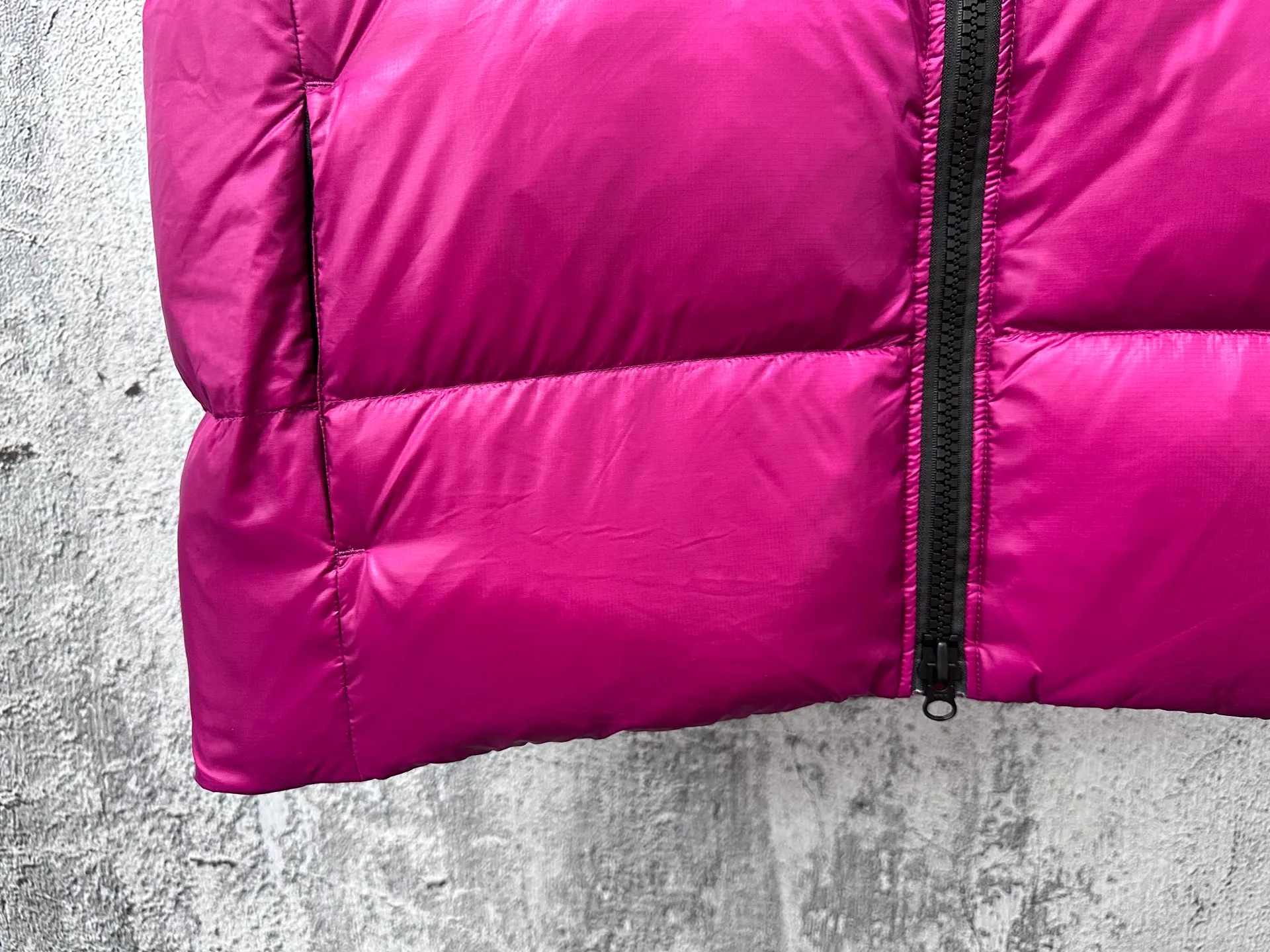 P560 [Canada Goose] Big Goose🦢Puff Down Vest has always been recognized as the warmest down jacket. Various Instagram celebrities, Internet celebrities, and celebrities often wear it for street photos. I make Canada Goose every year, but I still can't get rid of my love for it. No matter how cold the days are, there is no need to be afraid, because there is! Filled with 90% white duck down, it is the legendary warmest down jacket and is known as a must-have for Arctic outdoor sports! The most popular down jacket in the world, celebrities are rushing to buy it, it is a must-have! Size: XS-XL